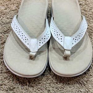 Vionic Tide Casandra White Leather Sandal Flip Flop Women's US size 10